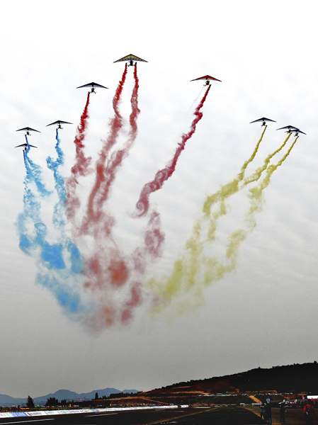 Gliders perform during the 2010 China International Sport Airshow in Laiwu, east China&apos;s Shandong Province, Sept. 25, 2010. The airshow kicked off Saturday afternoon. [Xinhua]