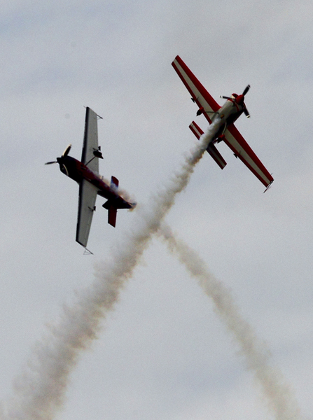 Two planes perform during the 2010 China International Sport Airshow in Laiwu, east China&apos;s Shandong Province, Sept. 25, 2010. The airshow kicked off Saturday afternoon. [Xinhua]