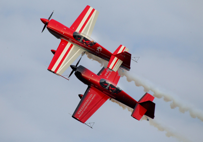 Two planes perform during the 2010 China International Sport Airshow in Laiwu, east China&apos;s Shandong Province, Sept. 25, 2010. The airshow kicked off Saturday afternoon. [Xinhua]