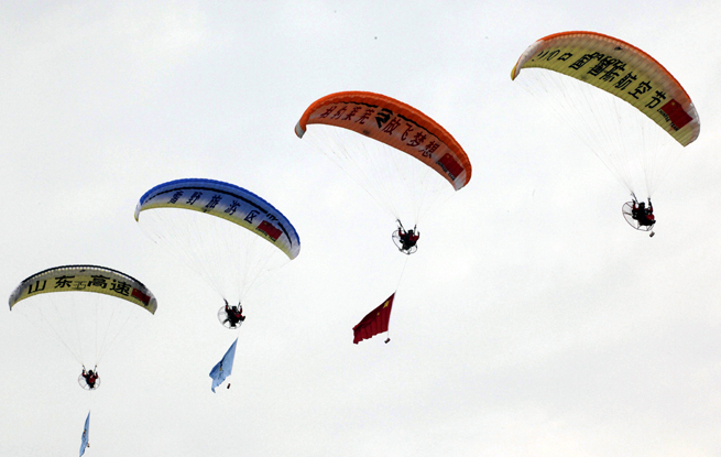 A team from the China Air Transport Association performs at the opening ceremony of the China International Airsports Fiesta in Laiwu city, East China&apos;s Shandong province, Sept 25, 2010.[Xinhua]