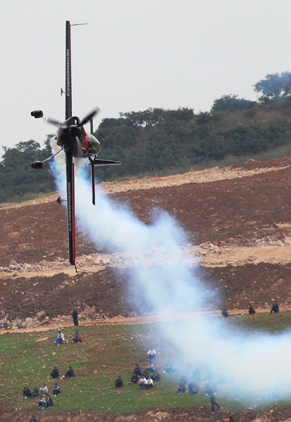 A plane performs during the 2010 China International Sport Airshow in Laiwu, east China&apos;s Shandong Province, Sept. 25, 2010. The airshow kicked off Saturday afternoon. [Xinhua]