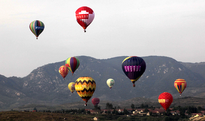 Balloons perform during the 2010 China International Sport Airshow in Laiwu, east China&apos;s Shandong Province, Sept. 25, 2010. The airshow kicked off Saturday afternoon.[Xinhua]