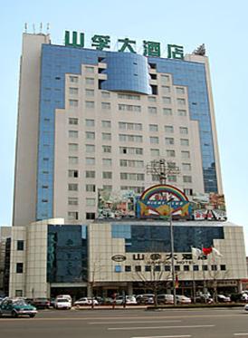Sanfod Hotel is located in the central part of east Qingdao and surrounded by many famous buildings and scenic spots.