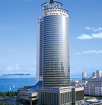 Crowne Plaza Qingdao is located in the vibrant commercial, financial, retail, dining and entertainment center of Qingdao.