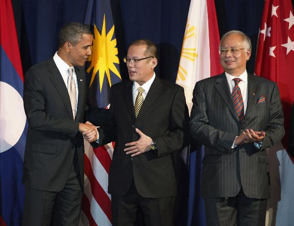 U.S. President Barack Obama (L) shakes hands with Philippines President Benigno Aquino III (C) alongside Malaysian Prime Minister Najib Razak during a group picture at a meeting between President Obama and ASEAN leaders on the sidelines of the United Nations general assembly in New York, September 24, 2010. [Xinhua]