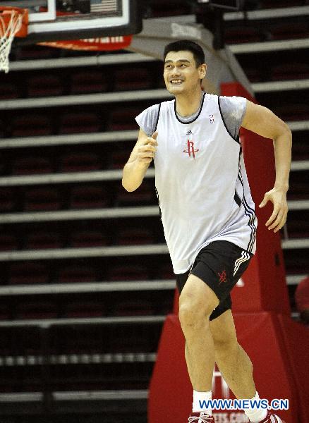 Yao Ming reacts during the turning back run in a training session of Houston Rockets of NBA in Houston, the United States, Sept. 25, 2010. Houston Rockets started its training camp for new season on Saturday. (Xinhua/Song Qiong) 