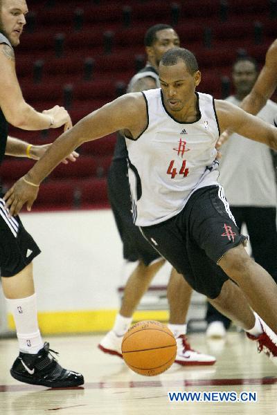 Chuck Hayes fights for the ball during a training session of Houston Rockets of NBA in Houston, the United States, Sept. 25, 2010. Houston Rockets started its training camp for new season on Saturday. (Xinhua/Song Qiong) 