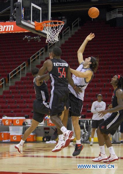 Luis Scola (C) shoots the ball during a training session of Houston Rockets of NBA in Houston, the United States, Sept. 25, 2010. Houston Rockets started its training camp for new season on Saturday. (Xinhua/Song Qiong) 