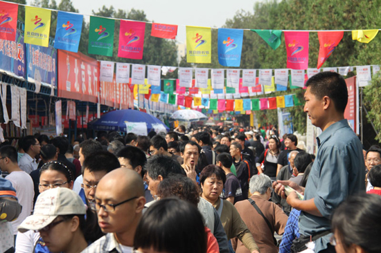 Visitors are pictured at the 9th Beijing Book Fair held in the Ditan Park, Beijing, Sept 24, 2010. [chinadaily.com.cn]