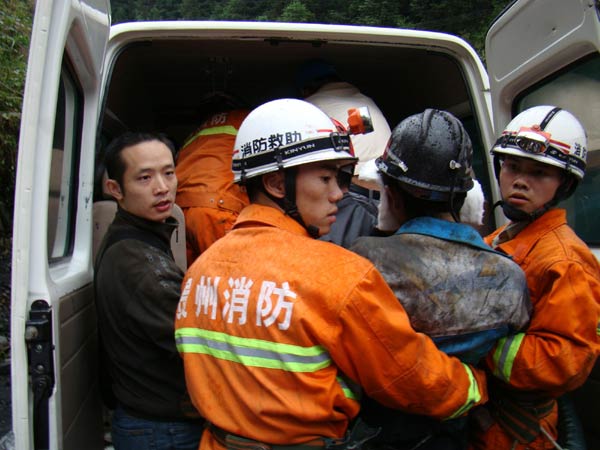 Rescuers carry a miner pulled out from a tin mine who had been trapped after a dam at the mine collapsed due to a landslide in Songtao County, Southwest China&apos;s Guizhou Province, Sept 26, 2010. [Xinhua]