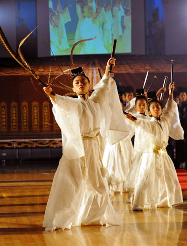 Students in Hanfu, or traditional Chinese costumes perform, at the celebration on Sunday in Taipei. [Xinhua] 