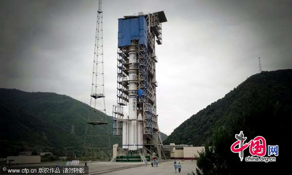 A photo taken on Saturday, September 25, 2010, shows the Chang&apos;e-2 satellite, carried by the Long March 3C rocket, in the No.2 Launching Tower in the Xichang Satellite Launching Center in southwest China&apos;s Sichuan Province. [CFP]