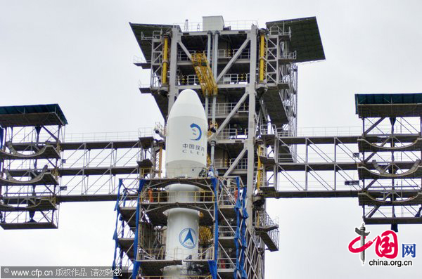 A photo taken on Saturday, September 25, 2010, shows the Chang&apos;e-2 satellite, carried by the Long March 3C rocket, in the No.2 Launching Tower in the Xichang Satellite Launching Center in southwest China&apos;s Sichuan Province. [CFP]