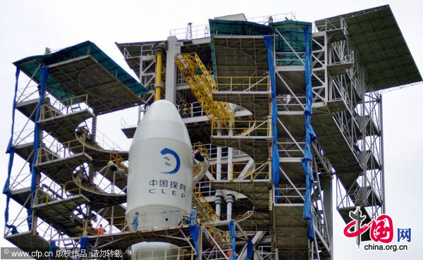 A photo taken on Saturday, September 25, 2010, shows the Chang&apos;e-2 satellite, carried by the Long March 3C rocket, in the No.2 Launching Tower in the Xichang Satellite Launching Center in southwest China&apos;s Sichuan Province. [CFP]