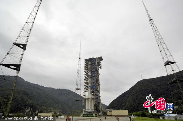 A photo taken on Saturday, September 25, 2010, shows the Chang&apos;e-2 satellite, carried by the Long March 3C rocket, in the No.2 Launching Tower in the Xichang Satellite Launching Center in southwest China&apos;s Sichuan Province. [CFP]