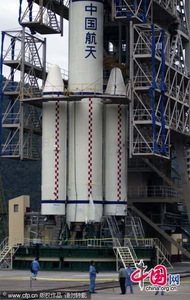 A photo taken on Saturday, September 25, 2010, shows the Chang&apos;e-2 satellite, carried by the Long March 3C rocket, in the No.2 Launching Tower in the Xichang Satellite Launching Center in southwest China&apos;s Sichuan Province. [CFP]