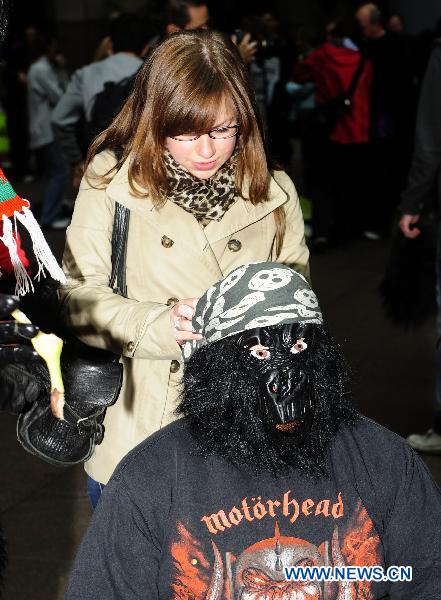 A participant of the Great Gorilla Run prepares his costume before the start in London, Britain, Sept. 26, 2010. Hundreds of people, in gorilla costumes, took part in the annual 7km Great Gorilla Run along the River Thames on Sunday to raise money for The Gorilla Organisation, a charity aiming to save the threatened gorilla habitat in Africa. [Xinhua]