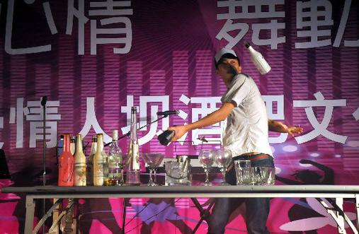 Qingdao Bar Culture Festival was founded by the Qingdao Municipal Tourism Administration in 1998 with the aim to enrich the bar culture and improve the bar service.