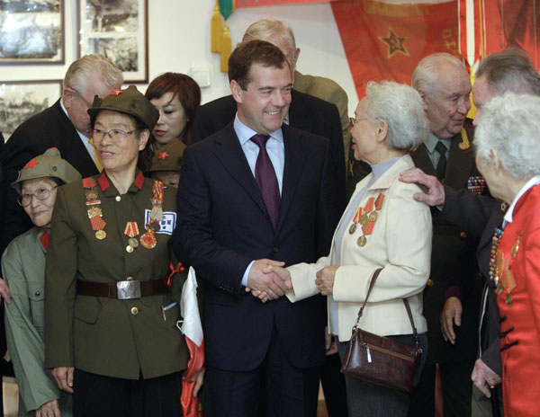 Russian President Dmitry Medvedev meets Chinese World War Ⅱveterans in Lushun, Liaoning province, on Sunday.