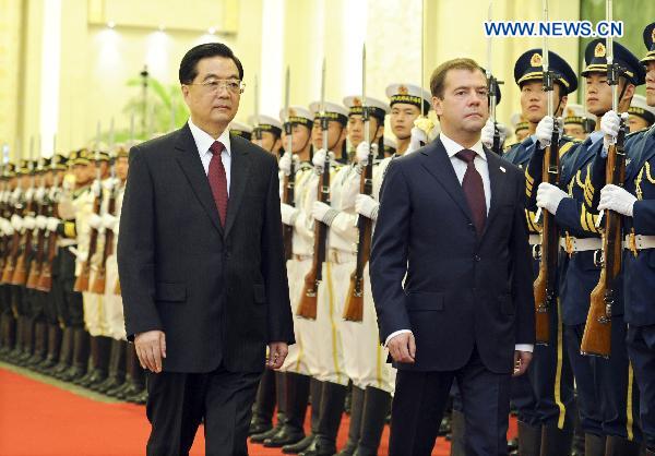 Chinese President Hu Jintao (L, Front) and Russian President Dmitry Medvedev (R, Front) review an honor guard during a welcoming ceremony held for Medvedev in Beijing, capital of China, Sept. 27, 2010. [Xie Huanchi/Xinhua]
