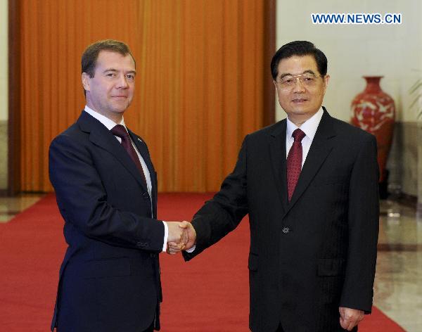 Chinese President Hu Jintao (R) shakes hands with Russian President Dmitry Medvedev during a welcoming ceremony held for Medvedev in Beijing, capital of China, Sept. 27, 2010. [Xie Huanchi/Xinhua]