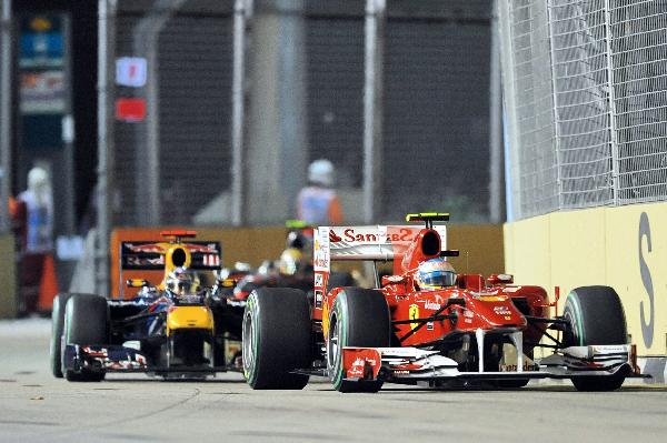 Ferrari Formula One driver Fernando Alonso of Spain leads the pack in the Singapore F1 Grand Prix at the Marina Bay circuit September 26, 2010. Alonso won the race. (Xinhua/AFP Photo)