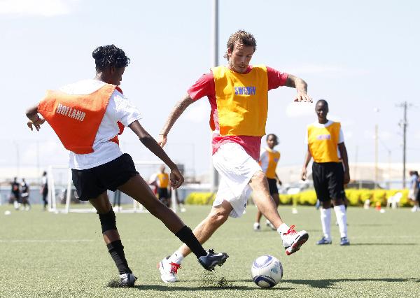 England 2018 bid representative David Beckham trains with youths at Marvin Lee Stadium in Port of Spain September 26, 2010. (Xinhua/Reuters Photo)