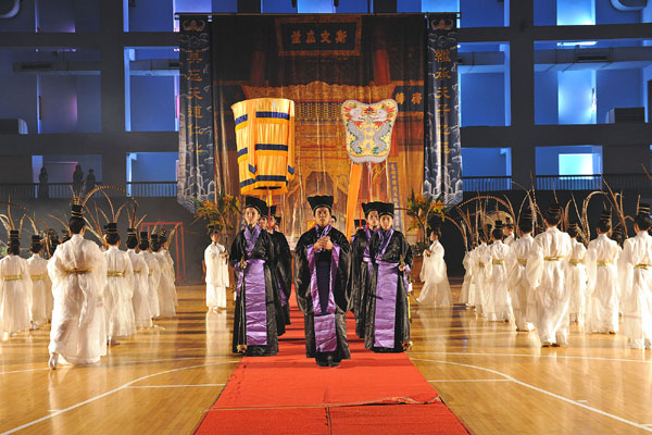 A grand celebration is held for 2,561 anniversary of the birth of Confucius in Taipei on Sunday. This anniversary attracted more than 130 students, parents and citizens accompanied by performances in Hanfu or traditional Chinese costumes. [Photo/Xinhua]