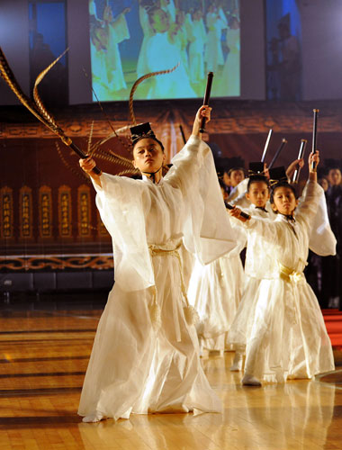 Students in Hanfu, or traditional Chinese costumes, perform at the celebration on Sunday in Taipei. [Photo/Xinhua]