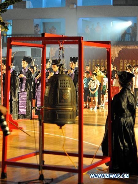 People participate in a memorial ceremony for the 2,561st anniversary of Confucius' birthday held in Taipei, southeast China's Taiwan, Sept. 26, 2010. 