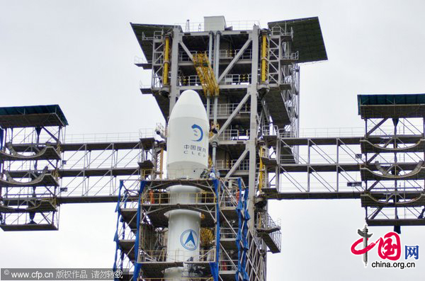 A photo taken on Saturday, September 25, 2010, shows the Chang'e-2 satellite, carried by the Long March 3C rocket, in the No.2 Launching Tower in the Xichang Satellite Launching Center in southwest China's Sichuan Province. [CFP]