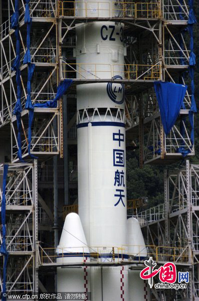 A photo taken on Saturday, September 25, 2010, shows the Chang'e-2 satellite, carried by the Long March 3C rocket, in the No.2 Launching Tower in the Xichang Satellite Launching Center in southwest China's Sichuan Province. [CFP]