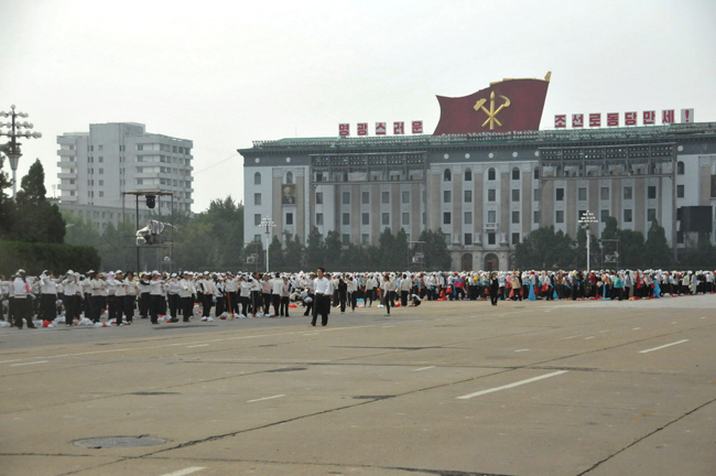 Photo taken on Sept. 27, 2010 shows students rehearse at Kim Il Sung Square in Pyongyang, capital of the Democratic People&apos;s Republic of Korea (DPRK). A major conference of the Workers&apos; Party of Korea (WPK) that is expected to elect the party&apos;s leading body will be held in Pyongyang on Sept. 28. [Xinhua]