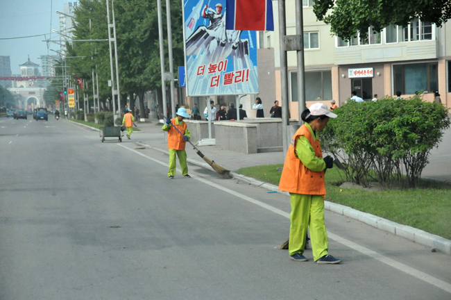 Photo taken on Sept. 27, 2010 shows sanitary workers work on streets in Pyongyang, capital of the Democratic People&apos;s Republic of Korea (DPRK). [Xinhua]