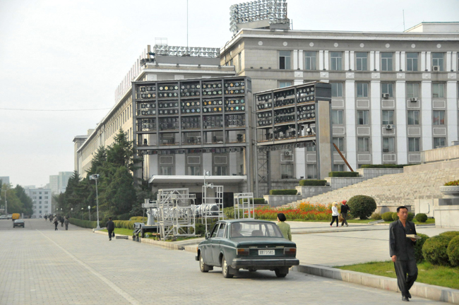 Photo taken on Sept. 27, 2010 shows giant lights are installed at Kim Il Sung Square in Pyongyang, capital of the Democratic People&apos;s Republic of Korea (DPRK). [Xinhua] 