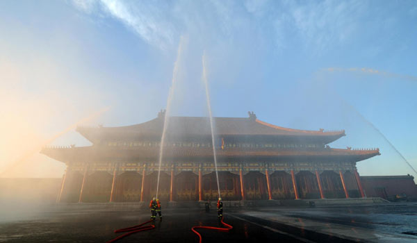 Firefighters participate in a fire drill in front of the Hall of Supreme Harmony (Taihe Dian) of the Forbidden City in Beijing, Sept 27, 2010. [Xinhua]