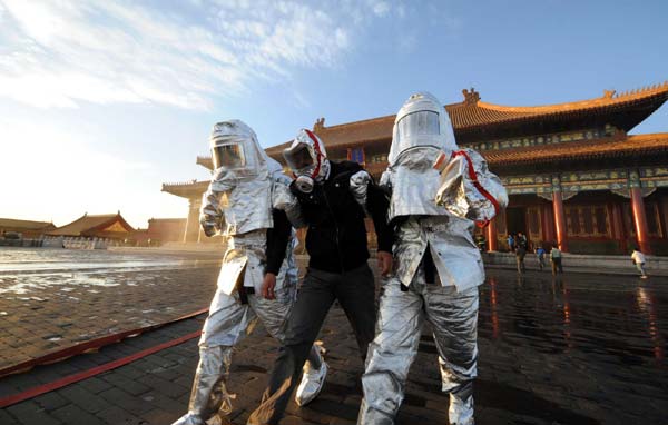 Firefighters participate in a fire drill in front of the Hall of Supreme Harmony (Taihe Dian) of the Forbidden City in Beijing, Sept 27, 2010. [Xinhua]