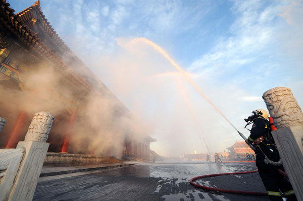 Firefighters participate in a fire drill in front of the Hall of Supreme Harmony (Taihe Dian) of the Forbidden City in Beijing, Sept 27, 2010. [Xinhua]