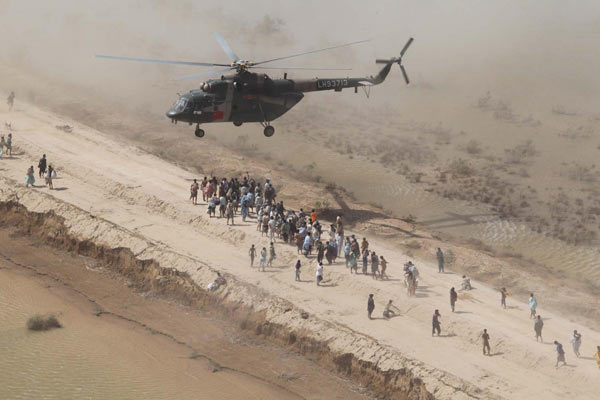 A Chinese People&apos;s Liberation Army helicopter prepares to drop relief materials in flood-hit Pakistan, Sept 27, 2010. [Xinhua]