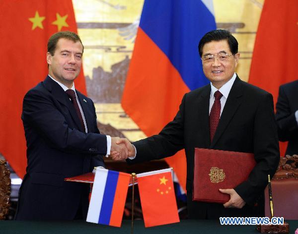 Chinese President Hu Jintao (R) shakes hands with Russian President Dmitry Medvedev as they sign a joint statement to comprehensively deepen the strategic partnership of coordination of China and Russia in Beijing, Sept. 27, 2010. [Li Tao/Xinhua]