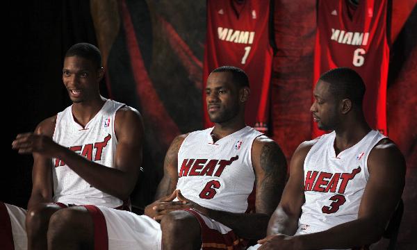 Miami Heat Chris Bosh (L), LeBron James (C) and Dwayne Wade attend a television interview during Miami Heat media day in Miami, Florida September 27, 2010. (Xinhua/Reuters Photo) 