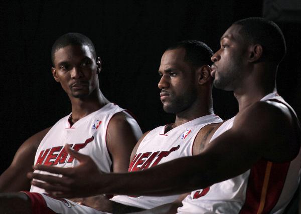 Miami Heat Chris Bosh (L), LeBron James (C) and Dwayne Wade attend a television interview during Miami Heat media day in Miami, Florida September 27, 2010. (Xinhua/Reuters Photo) 