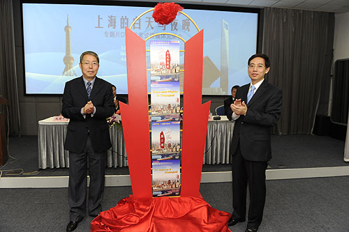 Fang Zhenghui (left), Vice President of China International Publishing Group, and Chen Qiwei, Deputy Director of the Information Office of Shanghai Municipal Government, attend the launch event of Days and Nights in Shanghai at Shanghai Library, on September 28 (SHI GANG)  