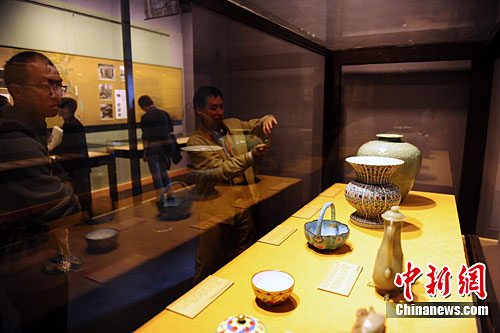 Over 400 sets of historical documents, photos and relics about the transfer were exhibited September 26 at the Shenwumen Gate Exhibition Hall of the Forbidden City in Beijing.