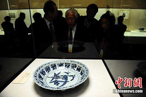 Over 400 sets of historical documents, photos and relics about the transfer were exhibited September 26 at the Shenwumen Gate Exhibition Hall of the Forbidden City in Beijing.