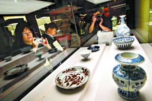 Over 400 sets of historical documents, photos and relics about the transfer were exhibited September 26 at the Shenwumen Gate Exhibition Hall of the Forbidden City in Beijing.