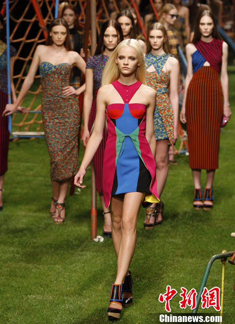 AModels show creations part of the Versus Spring-Summer 2011 fashion collection, during the fashion week in Milan, Italy, Sunday, Sept. 26, 2010. Versus is the youth line by Donatella Versace. (Photo: chinanews.com.cn)