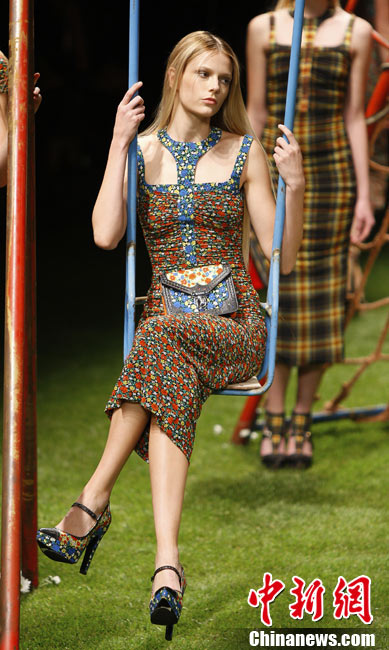 A model shows a creation part of the Versus Spring-Summer 2011 fashion collection, during the fashion week in Milan, Italy, Sunday, Sept. 26, 2010. Versus is the youth line by Donatella Versace.(Photo: chinanews.com.cn)