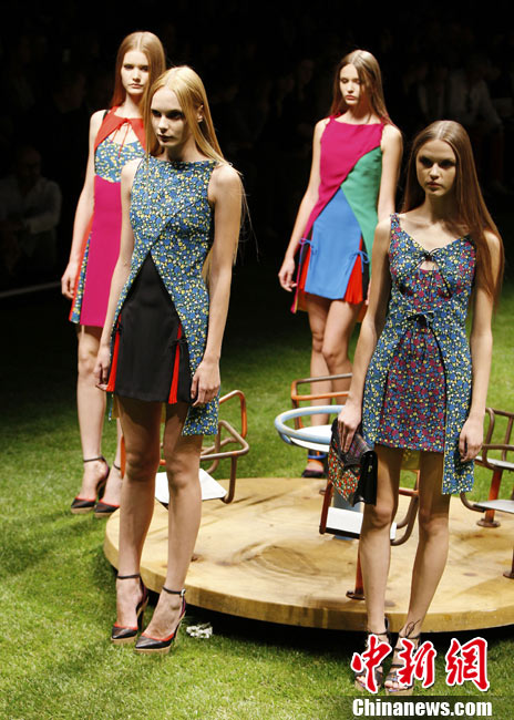 Models show creations part of the Versus Spring-Summer 2011 fashion collection, during the fashion week in Milan, Italy, Sunday, Sept. 26, 2010. Versus is the youth line by Donatella Versace. (Photo: chinanews.com.cn)