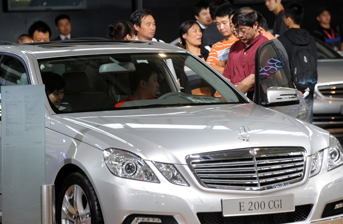 People visit the 2010 Nanjing International Auto Show in Nanjing, capital of east China&apos;s Jiangsu Province, Sept. 28, 2010. The seven-day auto show, displaying more than 500 vehicles of 75 brands, kicked off at Nanjing International Expo Center on Tuesday. [Xinhua]